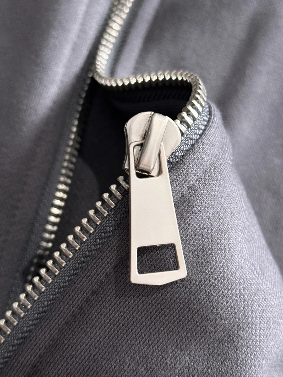 Next day shipment P460 Stone lsland/Stone Island Exclusively launches the new 25ss autumn and winter lapel zipper jacket. Many stars have the same style. The craftsmanship cannot be copied by ordinary small workshops. We are not afraid of any challenges in terms of materials, detail restoration and craftsmanship, just to provide everyone with wonderful products. Compare the top original versions at will. No expense is spared just to do better. Unique imported fabric feel. Purely imported German machine production. Precision operation and 10,000-needle density. A full set of new accessories and three standards are fully customized simultaneously. The upper body is versatile and fashionable. The perfect choice for autumn and winter. A must-have item. Size chart: S to XXL (or please state your height and weight when placing an order)